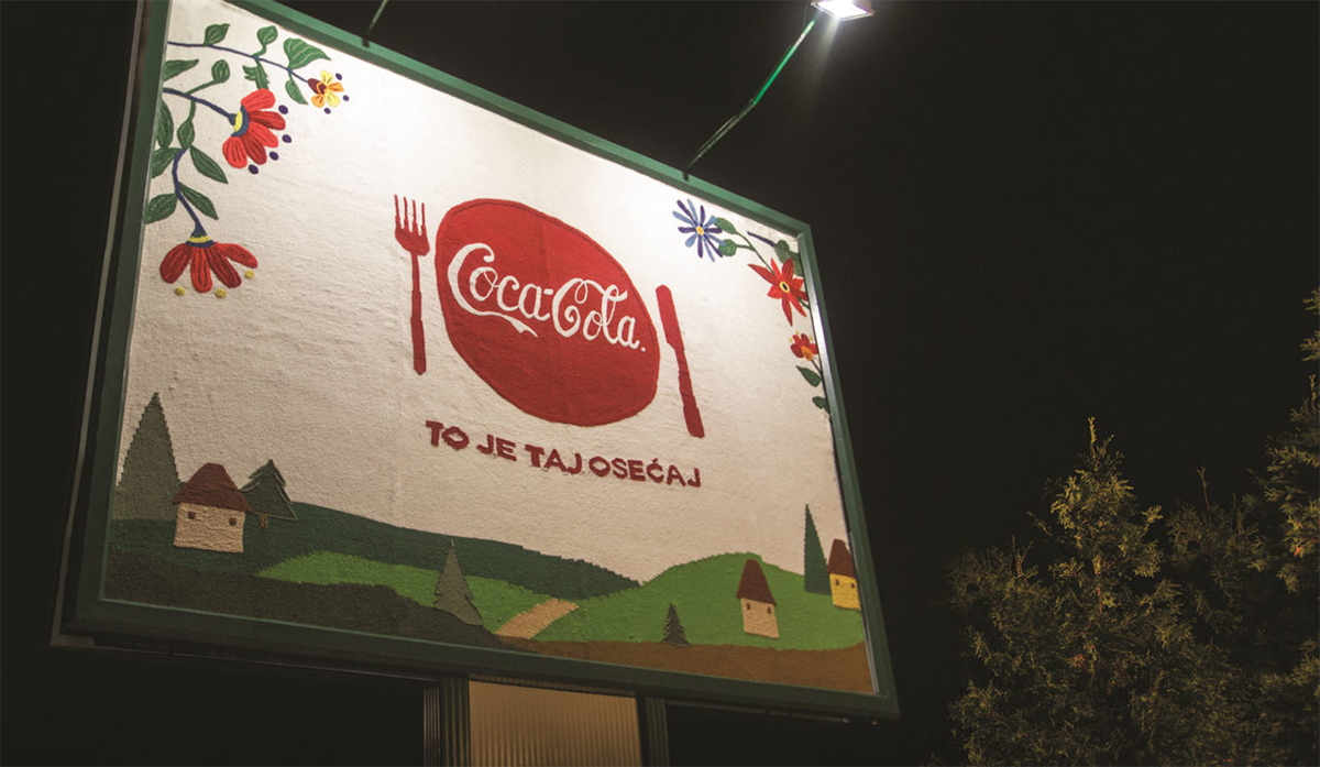 Для Coca-Cola связали рекламный щит
